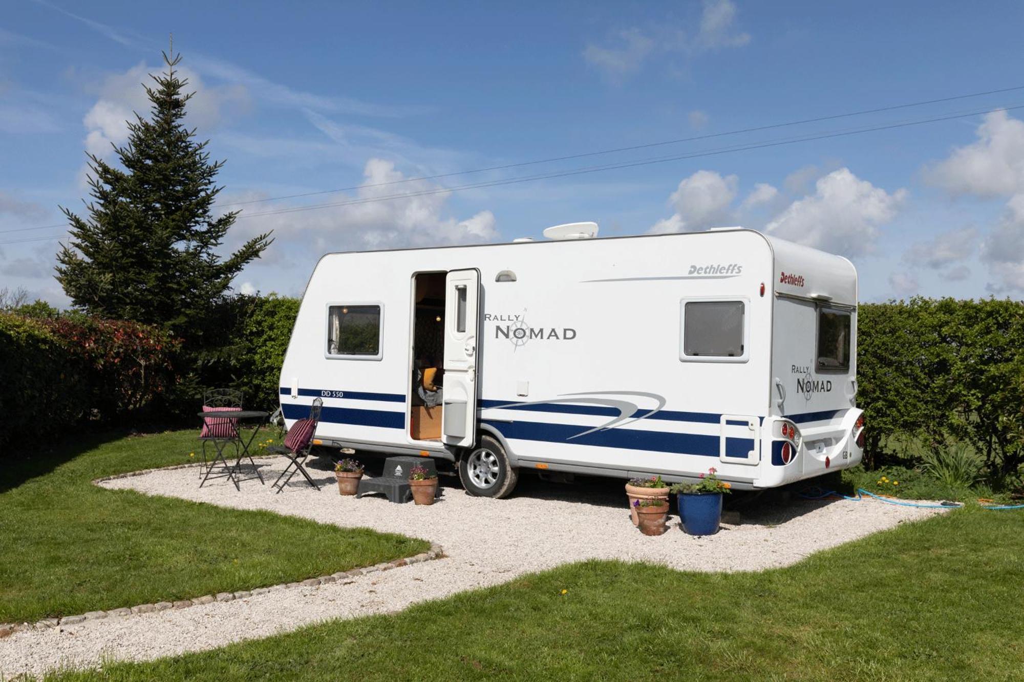 Cosy Caravan On Luxury Campsite Hulme End エクステリア 写真